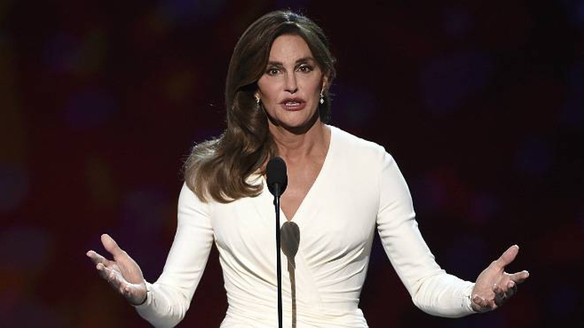 Caitlyn Jenner recibe el premio ESPY Awards 2015 por su coraje, con un emotivo discurso.