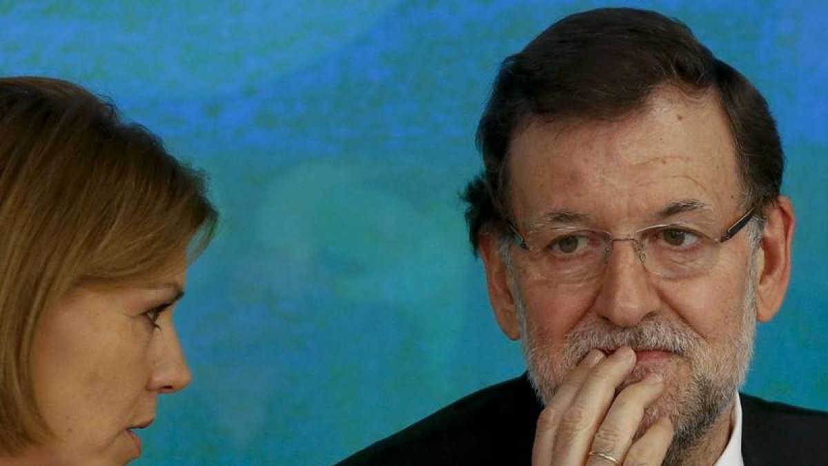 Rajoy junto a Cospedal durante la reunión del Comité Ejecutivo Nacional hoy en la sede de Madrid para analizar los resultados de las elecciones al Parlamento Europeo