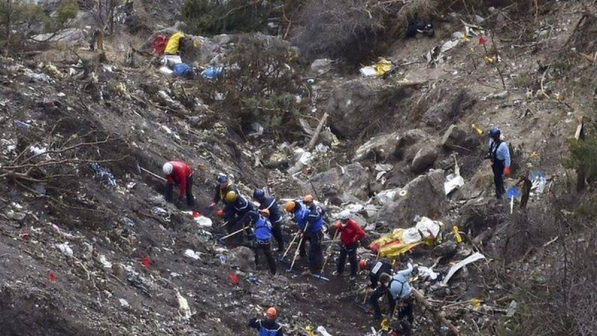 Gendarmes e investigadores, entre los restos del avión estrellado en los Alpes.