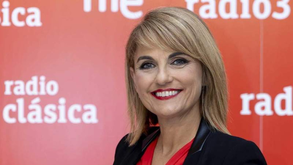 Arriba, la periodista guipuzcoana Lourdes Maldonado, que presenta ‘Las Tardes de Radio Nacional».