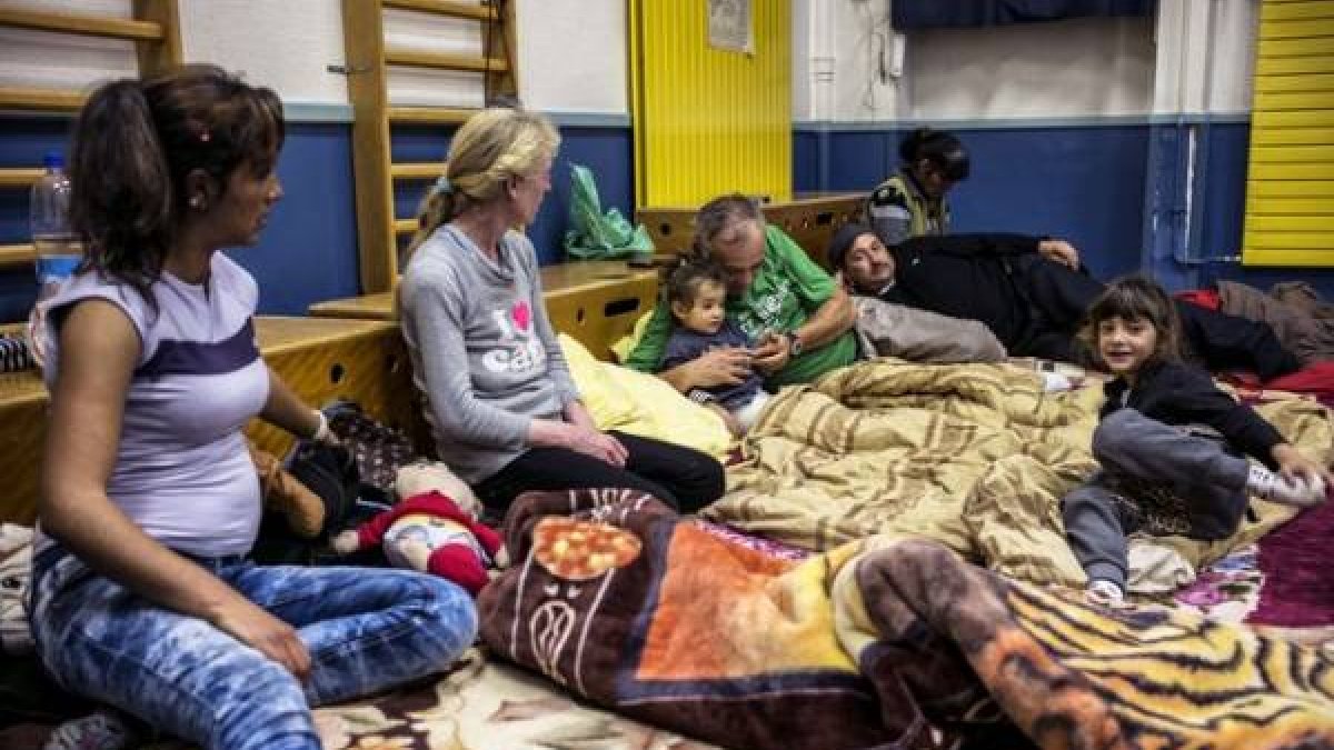 Una familia en el gimnasio de una de las escuelas ocupadas en Lyon.