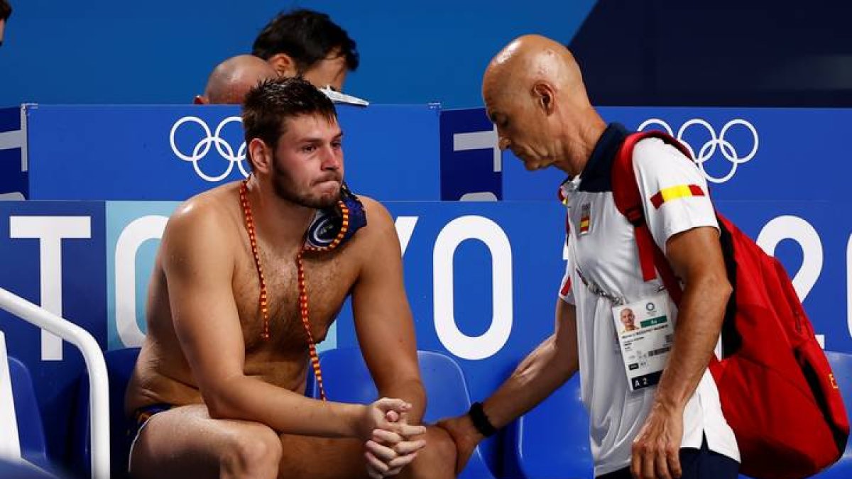 Jugadores y cuerpo técnico de España se lamentan por la derrota contra Hungría tras un partido por la medalla de bronce de waterpolo masculino. JUAN IGNACIO RONCORONI