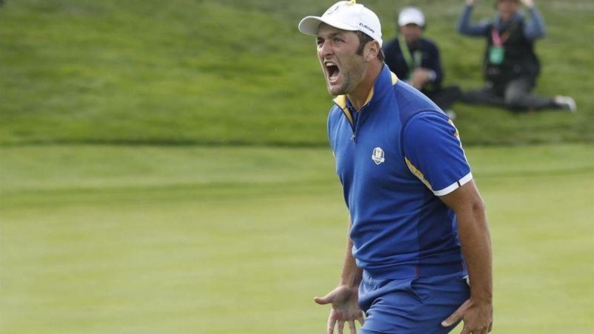 Jon Rahm celebra uno de sus golpes ganadores ante Tiger Woods en la Ryder Cup.