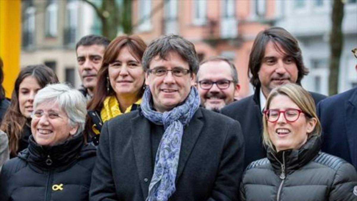 Clara Ponsatí, Carles Puigdemont y Elsa Artadi, el pasado viernes en Bruselas.