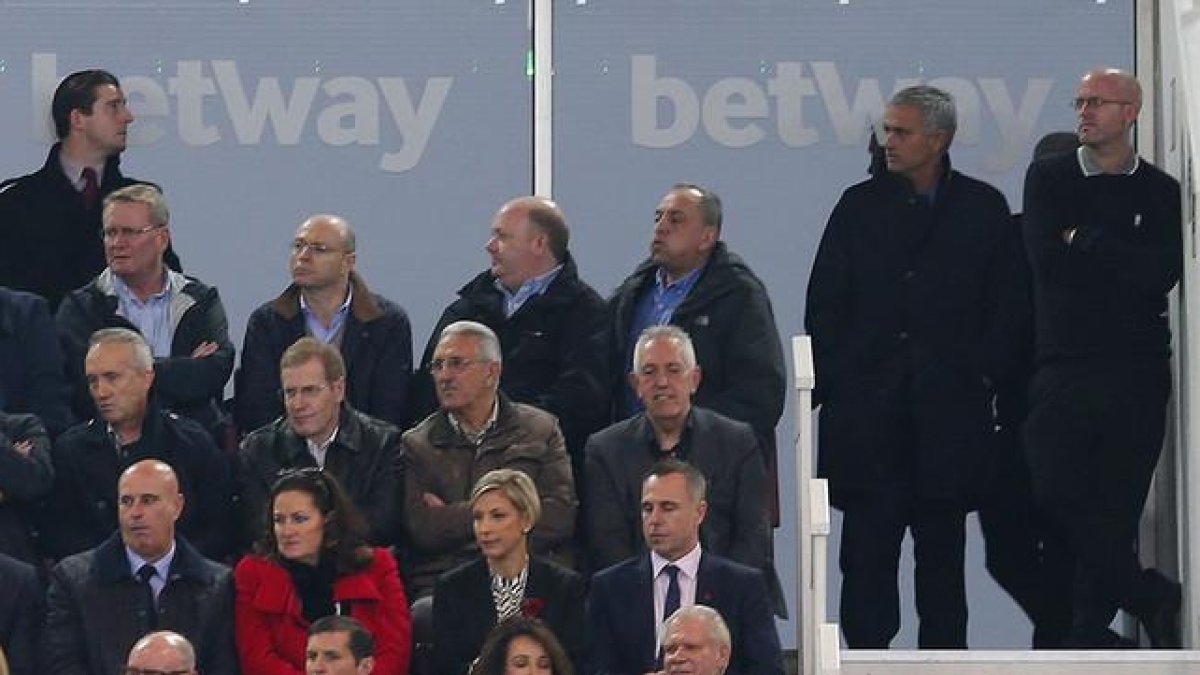 José Mourinho, en la grada durante la segunda parte del West Ham-Chelsea.