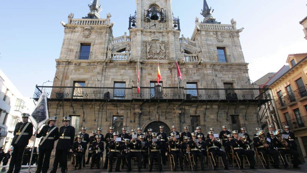 La fachada del Ayuntamiento de Astorga fue el decorado del encuentro de bandas.