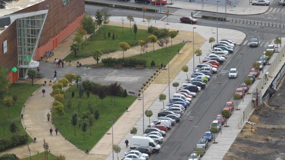 Estacionamientos en las inmediaciones del centro comercial El Rosal. L. DE LA MATA