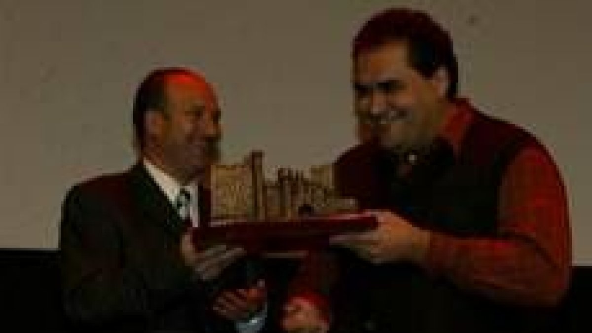 El director de la película ganadora, Norberto Ramos, recogiendo el trofeo en el Teatro Bergidum
