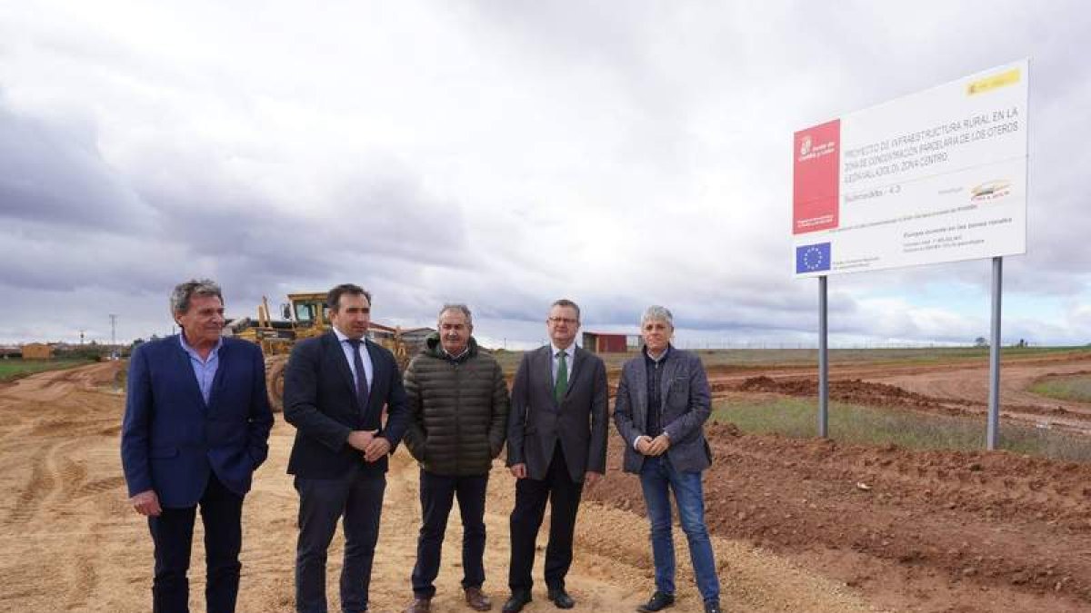 El consejero de Agricultura, junto a otras autoridades, visitó ayer la concentración de los Oteros. DL