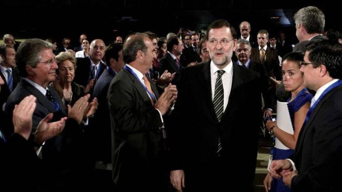 Rajoy, aplaudido tras su intervención en la asamblea general ordinaria de la Ceoe.