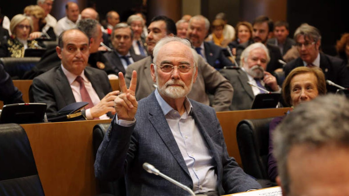 El escritor Juan Pedro Aparicio en el Congreso. RAQUEL P. VIECO