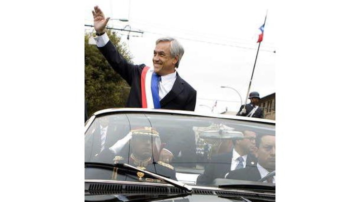 El nuevo presidente, Sebastián Piñera, saluda a la gente.