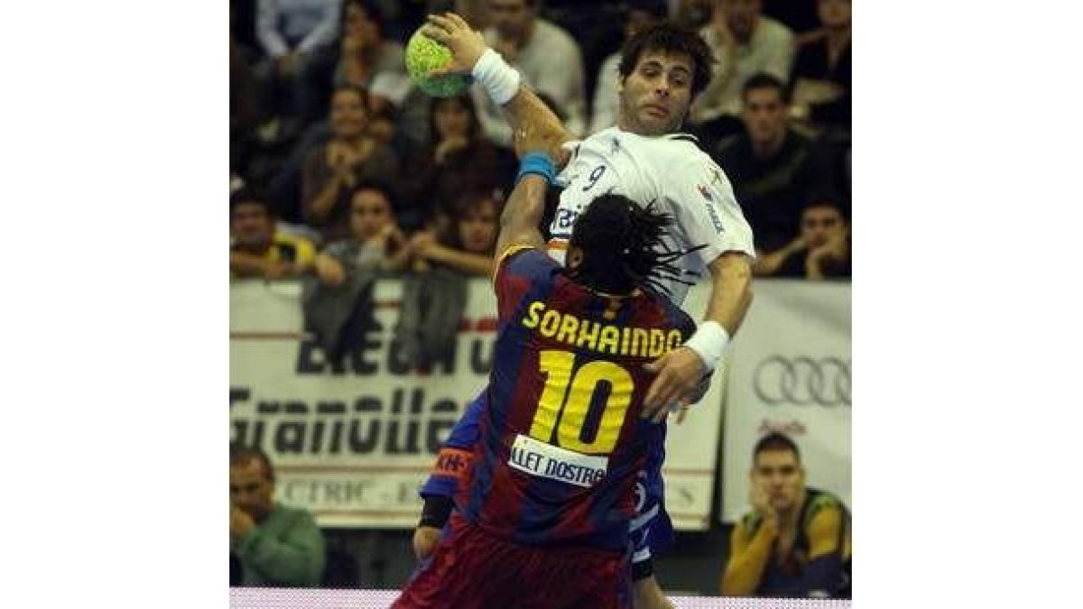 Antonio García intenta un lanzamiento en un partido de esta campaña ante el Barcelona.