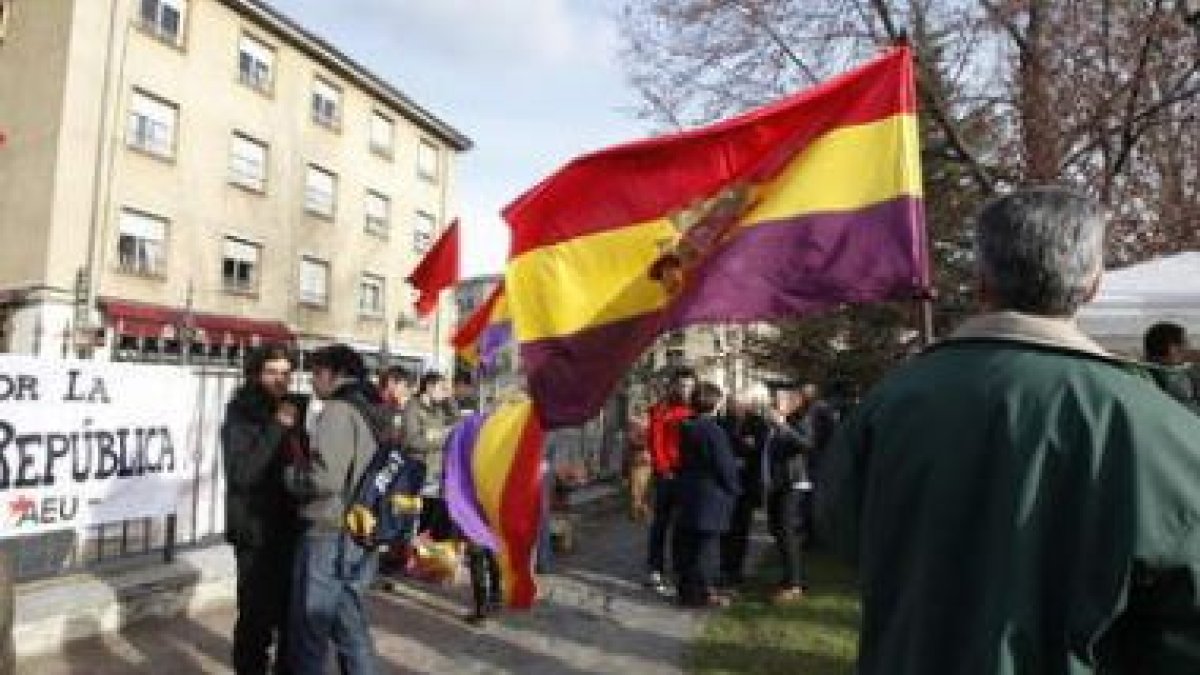 En la concentración por la II República participaron colectivos de izquierdas y organizaciones repub