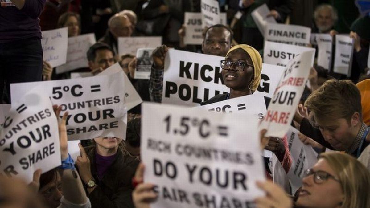 Un grupo de representantes de las ONG, en una protesta durante la conferencia de París, el pasado diciembre, sobre el cambio climático.