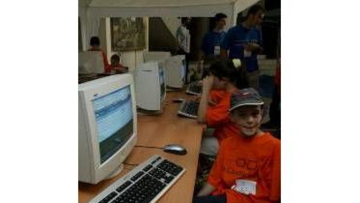 Niños participando en actividades relacionadas con el proyecto digital