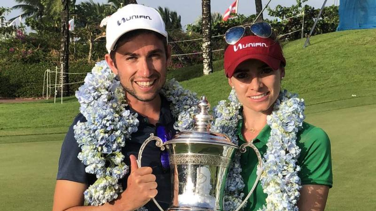 Álvaro Alonso Prada junto a Gaby López tras el triunfo de esta en el torneo Blue Bay de la LPGA. LPGA