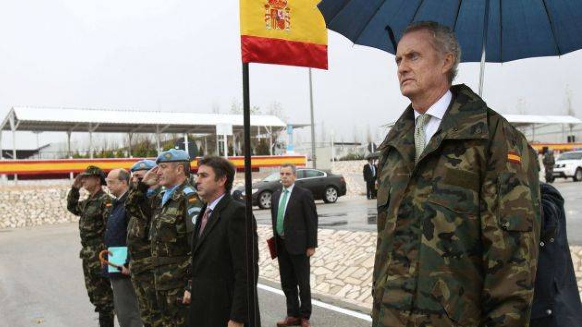 El ministro español de Defensa, Pedro Morenés, visita el contingente militar de Marjayún, en el Líbano, donde ha dicho que el Gobierno va a analizar en profundidad todas las misiones en el exterior, aunque no tomará "decisiones a lo loco".