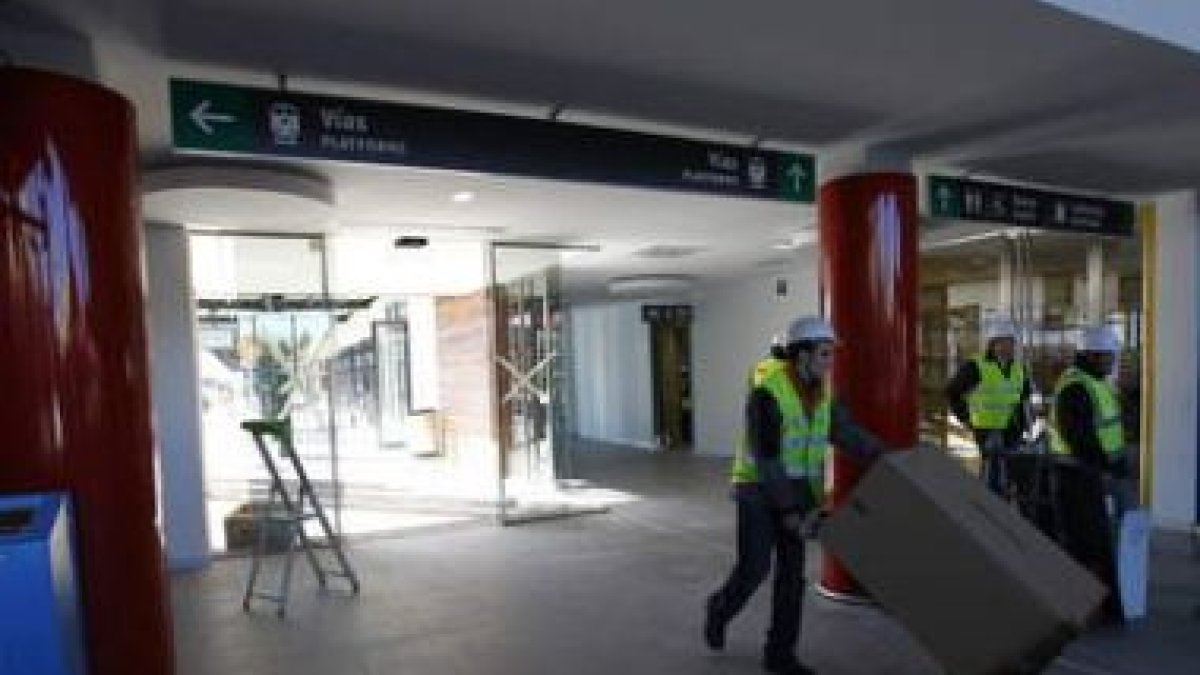 Zona de acceso a los andenes desde el vestíbulo.