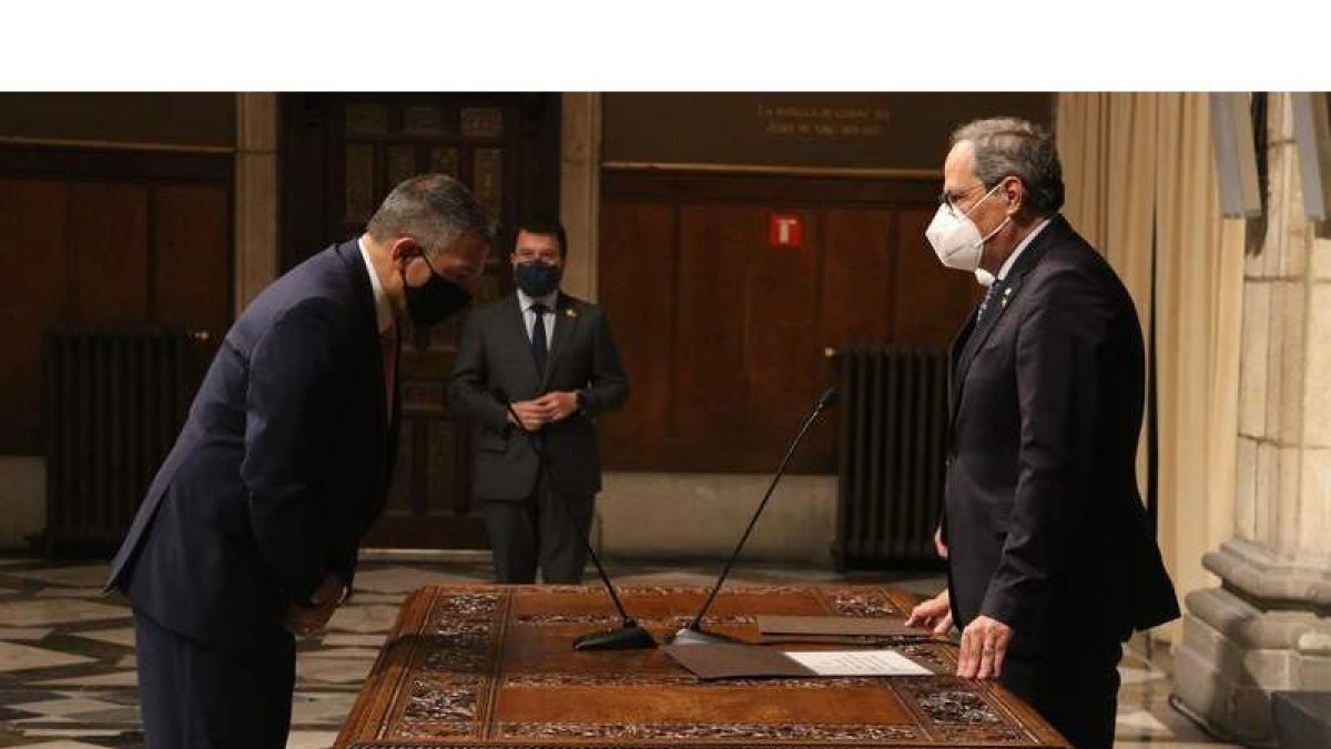 Torra  y el nuevo conseller de Interior, Miquel Sàmper  durante el acto de toma de posesión. EFE