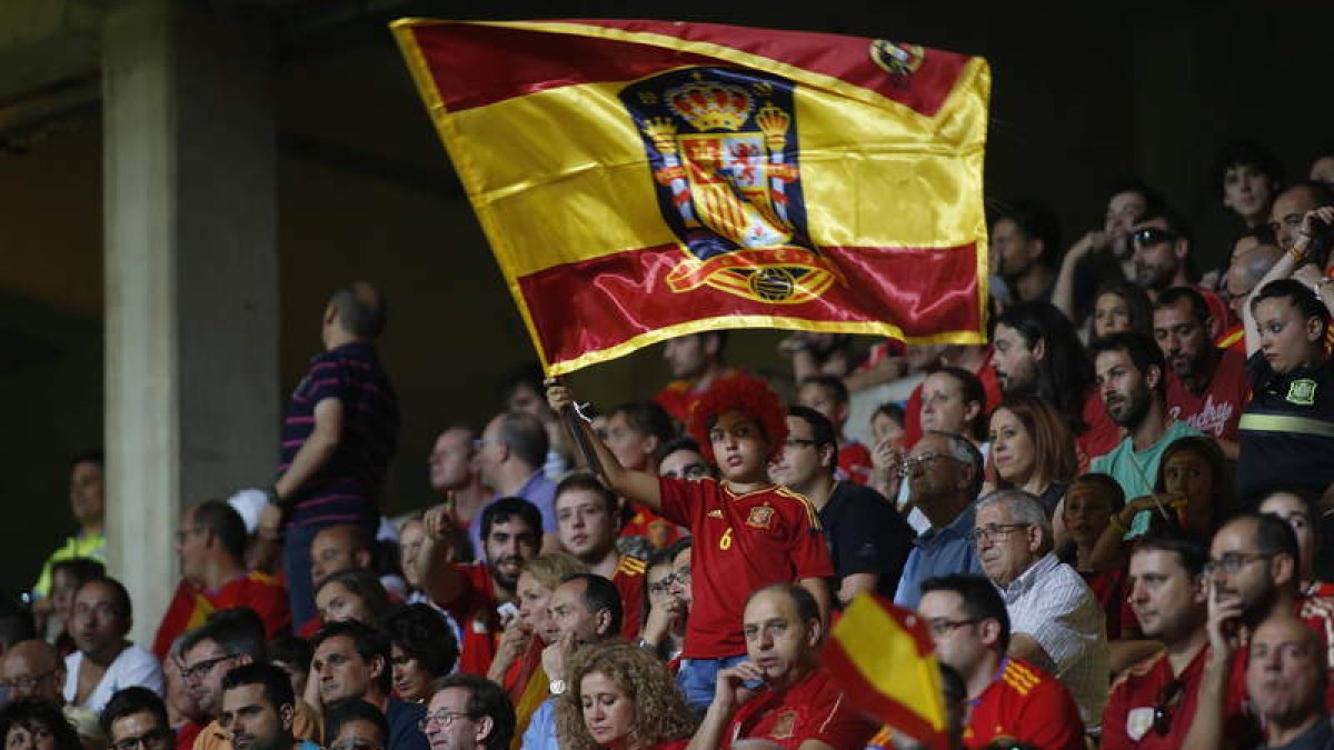 La afición leonesa volvió a responder con un lleno absoluto del Reino en el primer paso de España hacia el Mundial de Rusia 2018. JESÚS