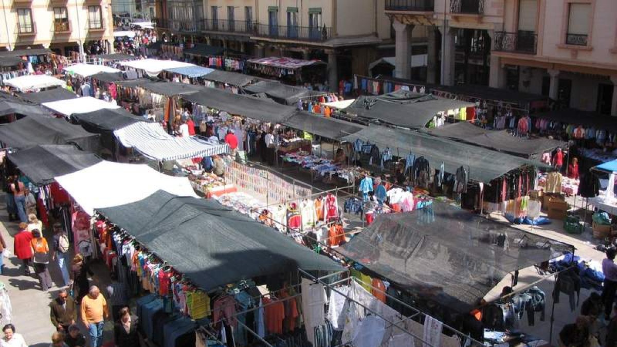 Una imagen de archivo del tradicional mercado semanal de los martes en Astorga.