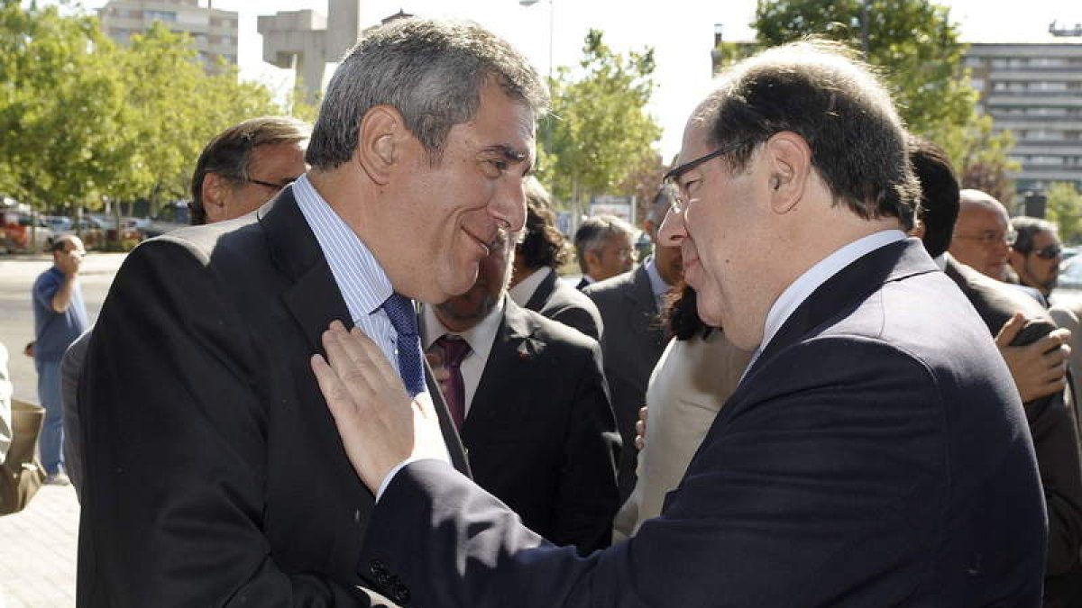 Julio Villarrubia y Juan Vicente Herrera se saludan, en una imagen de archivo.