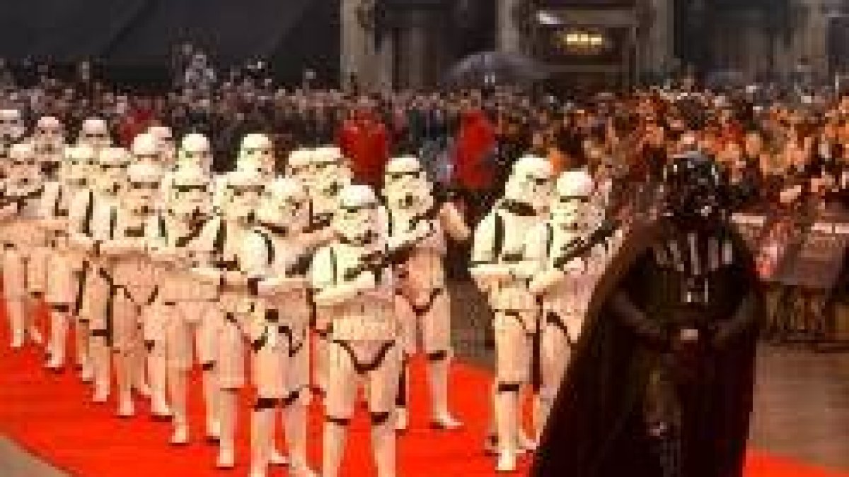George Lucas posa con soldados de «La Guerra de las Galaxias»