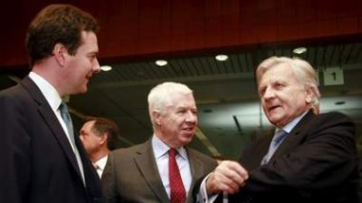 El ministro de Finanzas portugués (centro) charla con Jean-Claude Trichet (derecha).