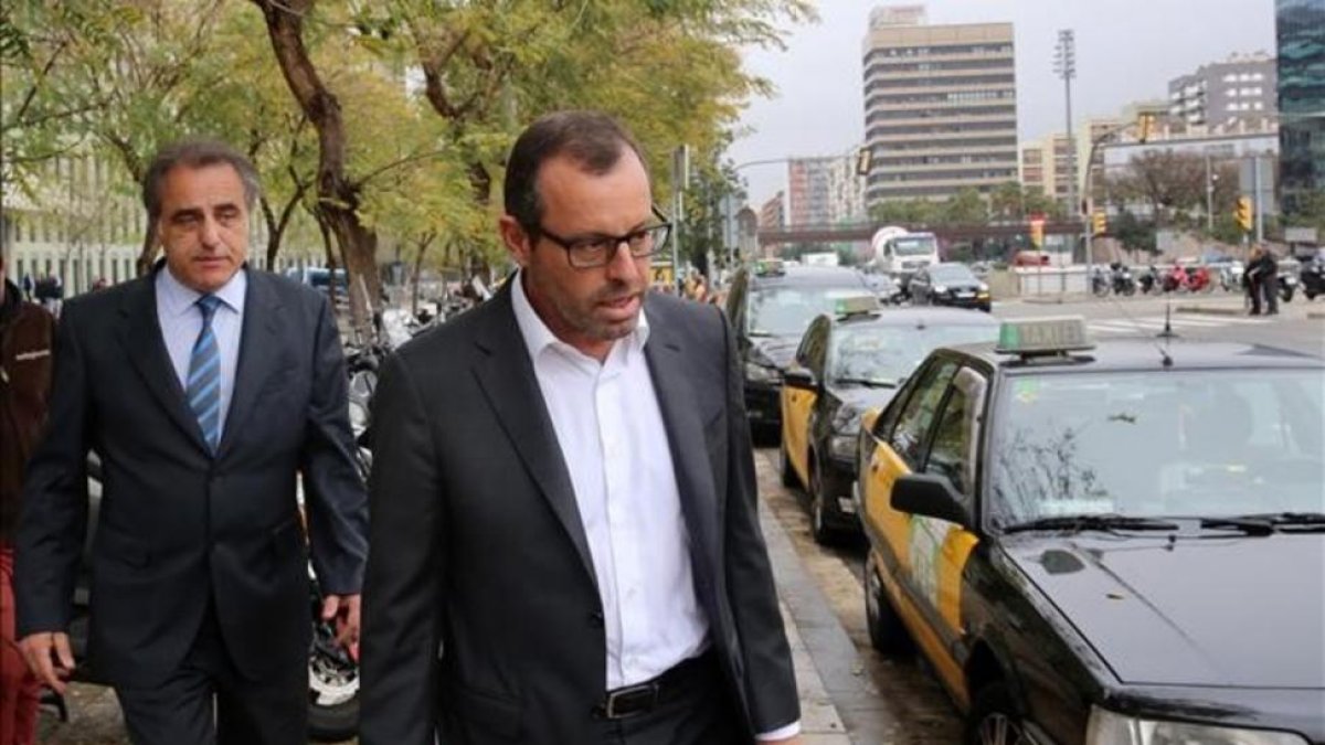 Rosell, con su abogado, después de declarar.