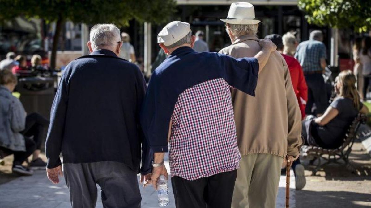 Pensionistas paseando en Valencia.