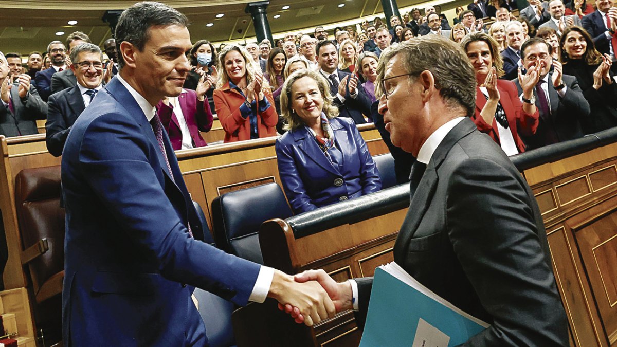 El líder del PP, Alberto Núñez Feijóo, felicita al presidente del Gobierno, Pedro Sánchez, y aprovecha el momento para reprocharle su pacto con los secesionistas. JAVIER LIZÓN