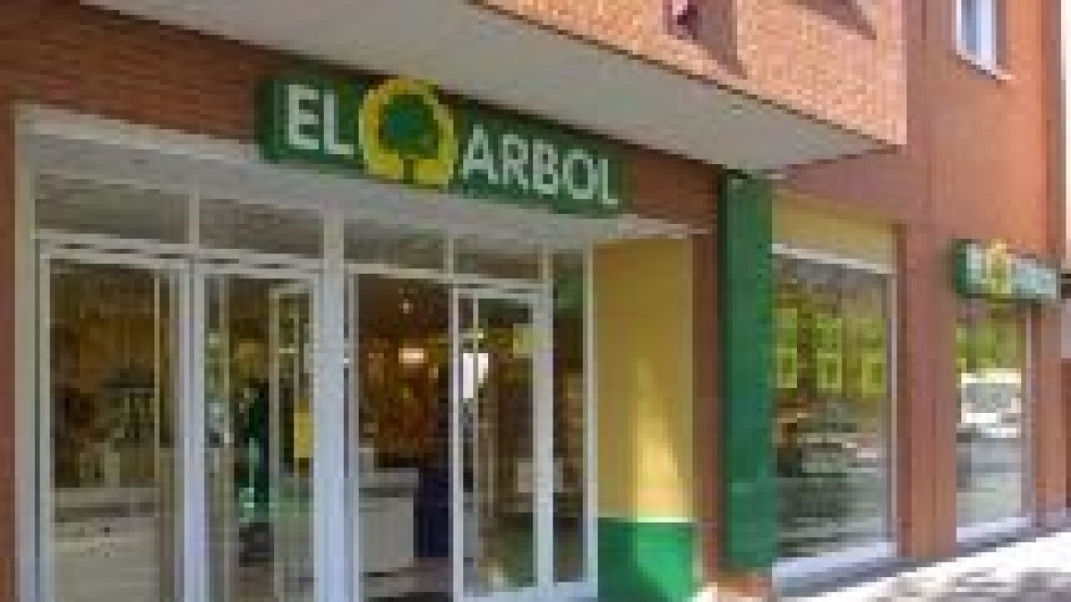 Un establecimiento de supermercados El Árbol en el polígono de Eras de Renueva