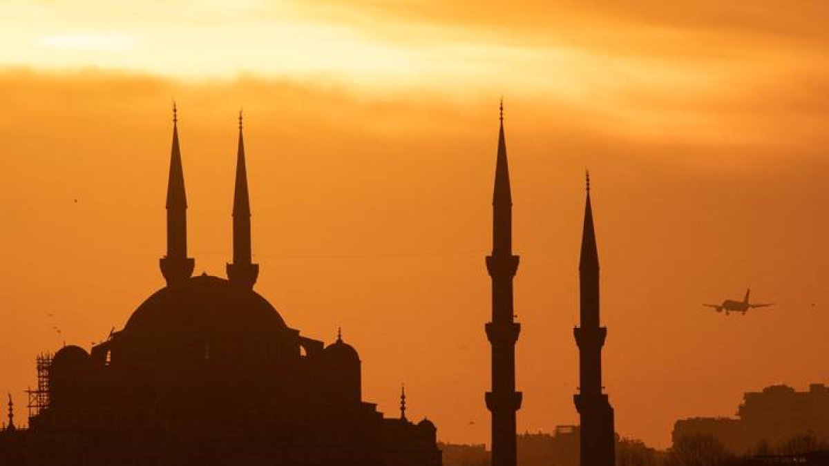 n avión sobrevuela la mezquita del sultán Ahmed en Estambul. ERDEM SAHIN