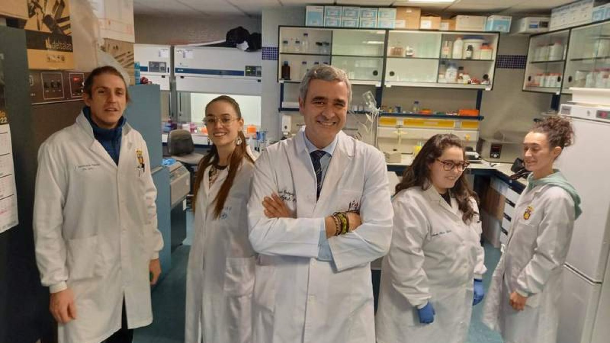 El profesor Rodríguez Lázaro, con su equipo. Dirige el Área de Microbiología de la Universidad de Burgos, y el Centro de Patógenos Emergentes y Salud Global. DL
