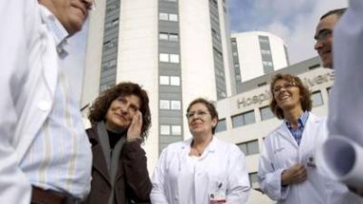 Montse Collado posa junto a miembros del Hospital de Bellvitge que hace 23 años le trasplantaron el