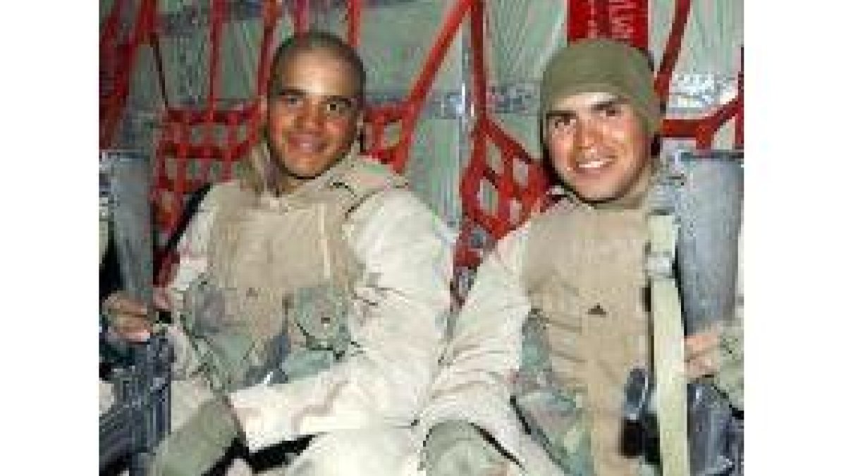 Los marines Curney Rusell (izquierda) y Christopher Castro, sonríen tras ser rescatados el domingo