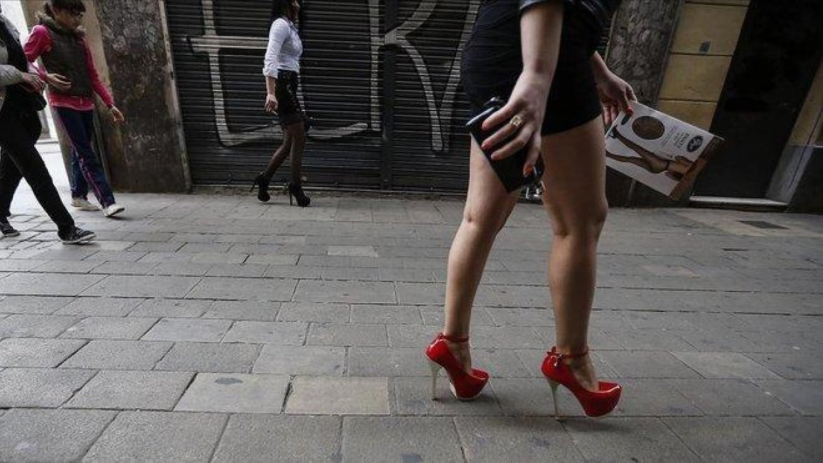 Una mujer camina por la calle.