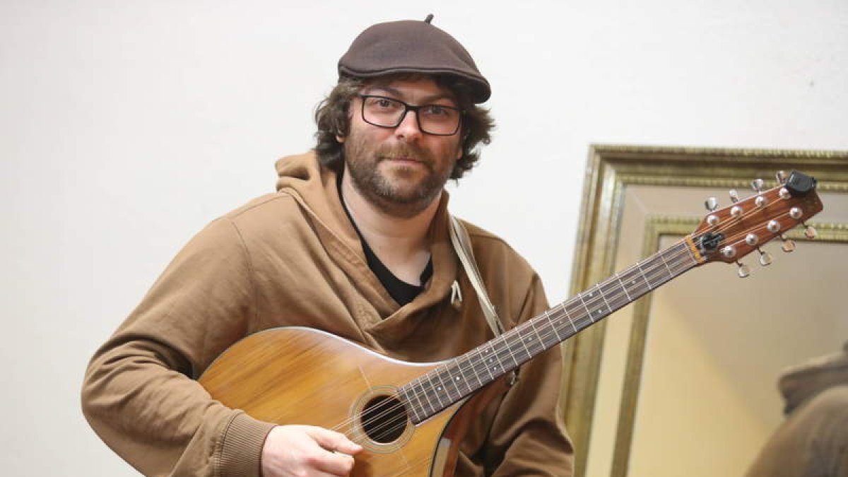 Rodrigo Martínez amplía su repertorio folk con ‘Voces daba un marinero’. RAMIRO