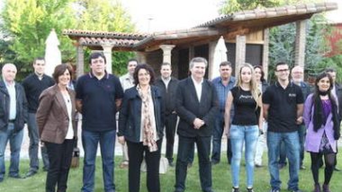 Los candidatos del PP de Carracedelo hicieron ayer la foto de familia.