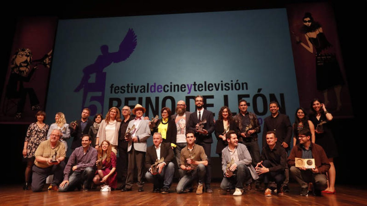 Foto de familia de los premiados en la quinta edición del Festival de Cine y Televisión Reino de León.