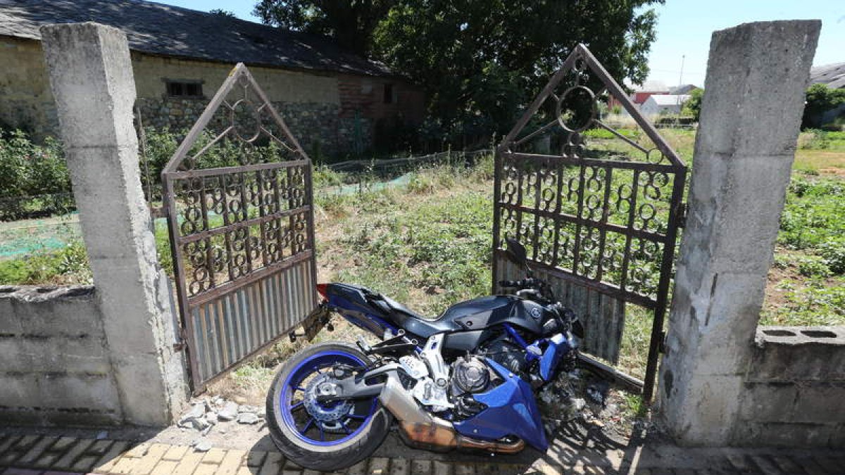 Estado en el que quedó la moto del motorista accidentado en Carracedelo.