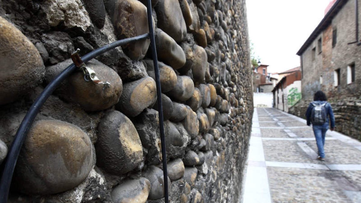Vista del recorrido entre Puerta Moneda y la plaza de Riaño, uno de los más afectados por el vandalismo.