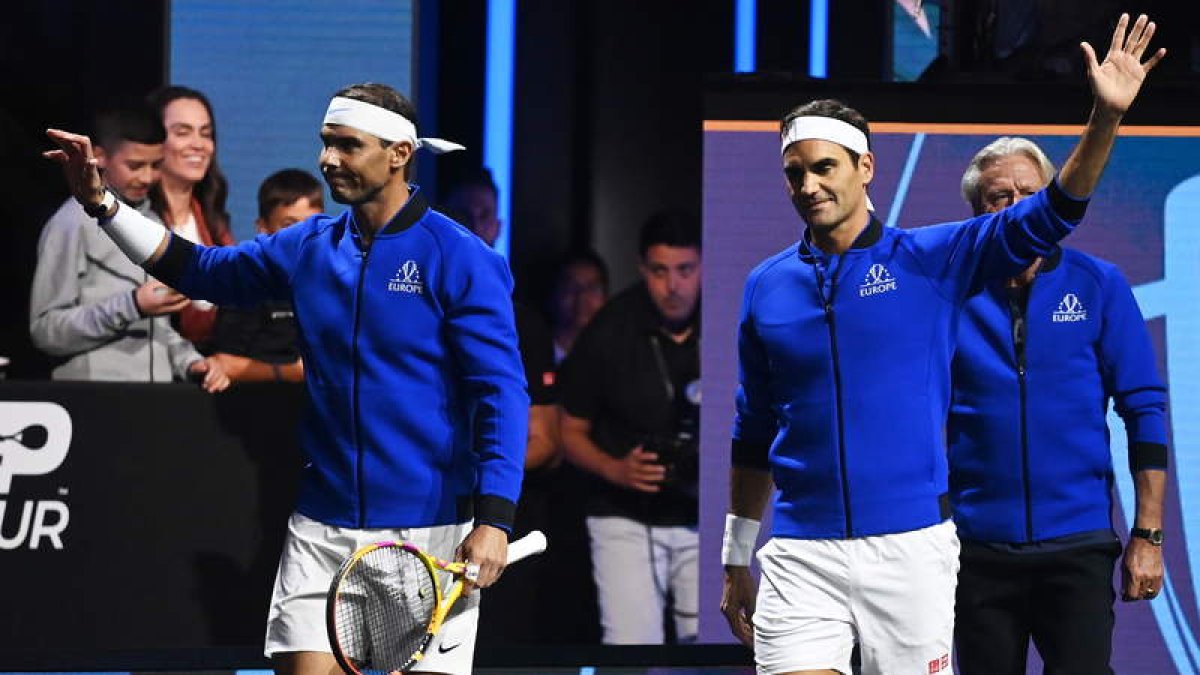 Rafa Nadal acompañó a Roger Federer en el partido de dobles de la Laver Cup. ANDY RAIN