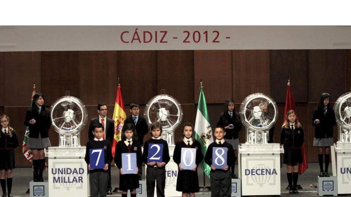 Los niños del colegio de San Ildefonso cantan el 71208, el primer premio del sorteo de El Niño, agraciado con 2 millones de euros a la serie.