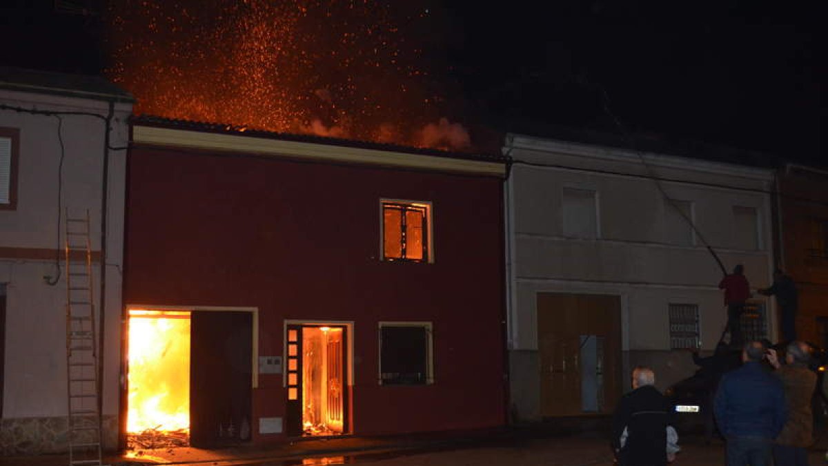 Los vecinos fueron capaces de controlar el fuego y evitar que se propagase a otras viviendas. MEDINA