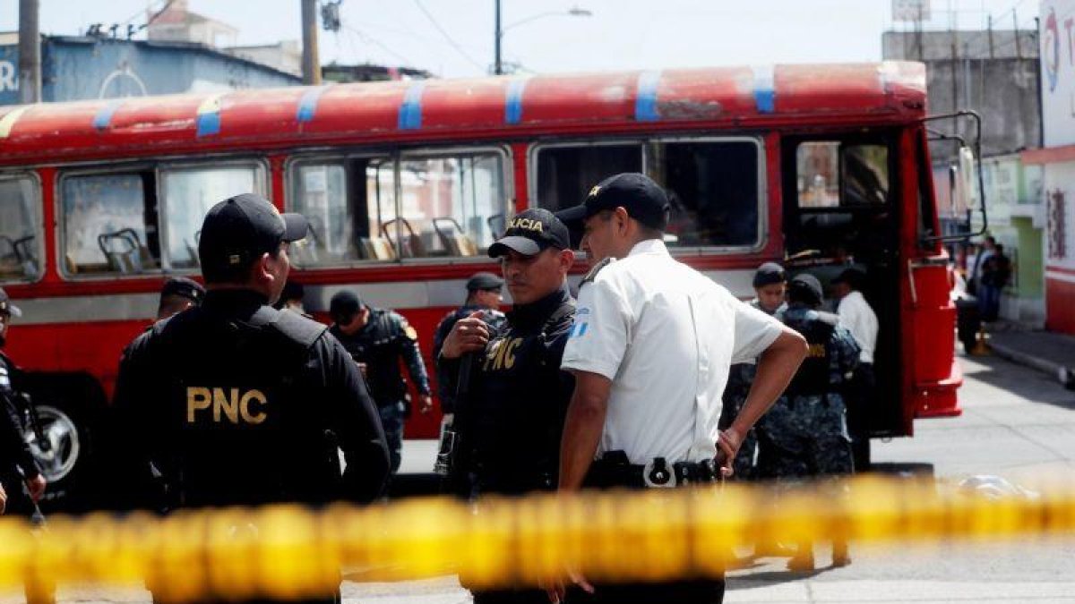 Policias expertos en explosivos trabajan en el lugar donde se produjo la detonacion de una granada en un autobus de pasajeros en Ciudad de Guatemala.