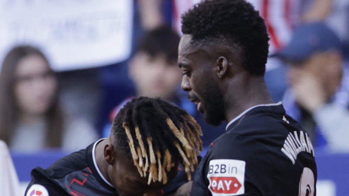 Nico e Iñaki Williams celebran la victoria del Athletic Club frente al Espanyol. QUIQUE GARCÍA