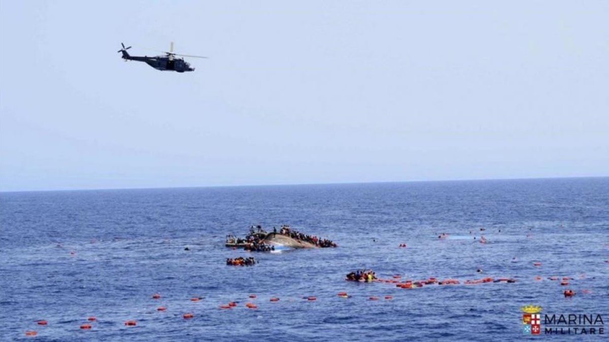 Imagen tomada por la Marina italiana del naufragio del pasado miércoles.