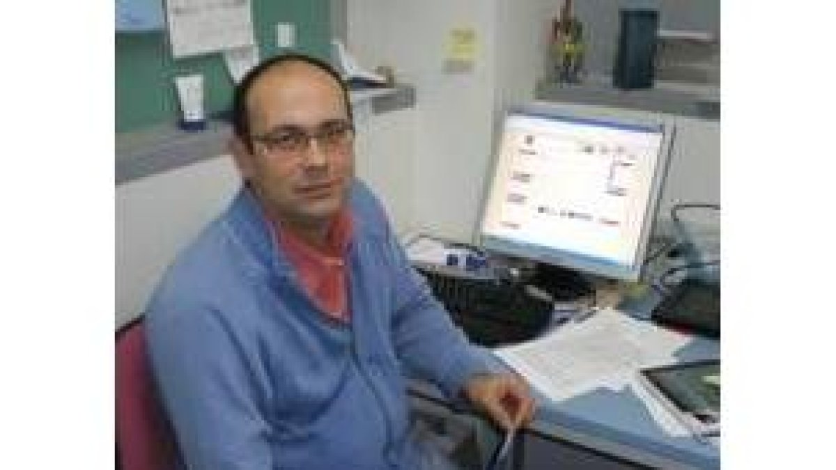 El investigador Eladio Velasco, en su despacho del instituto de biología